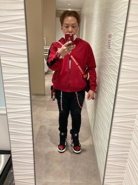 「アイテム（スマホケース/カバー、レッド系）」を使った、名和 賢悟さん（メンズ・159cm）の秋コーディネート