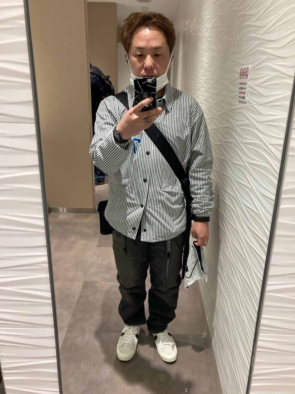 ブラック系のその他アウター、ブラック系のTシャツ/カットソー、ブラック系のショルダーバッグを着用したメンズの秋コーディネートの1枚目の写真