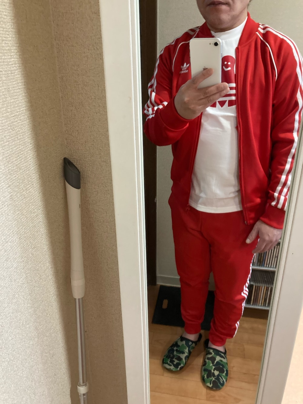 レッド系のジャージ、ホワイト系のTシャツ/カットソー、レッド系のスウェットパンツを着用したメンズの秋コーディネートの1枚目の写真