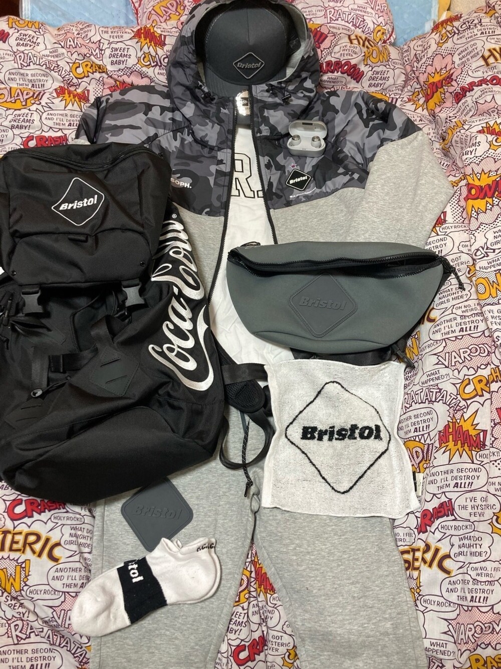 その他のブルゾン、ホワイト系のTシャツ/カットソー、ブラック系のバックパック/リュックを着用したメンズの秋コーディネートの1枚目の写真