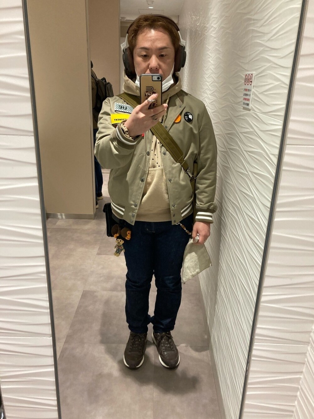 ベージュ系のブルゾン、ベージュ系のパーカー、ベージュ系のショルダーバッグを着用したメンズの秋コーディネートの1枚目の写真