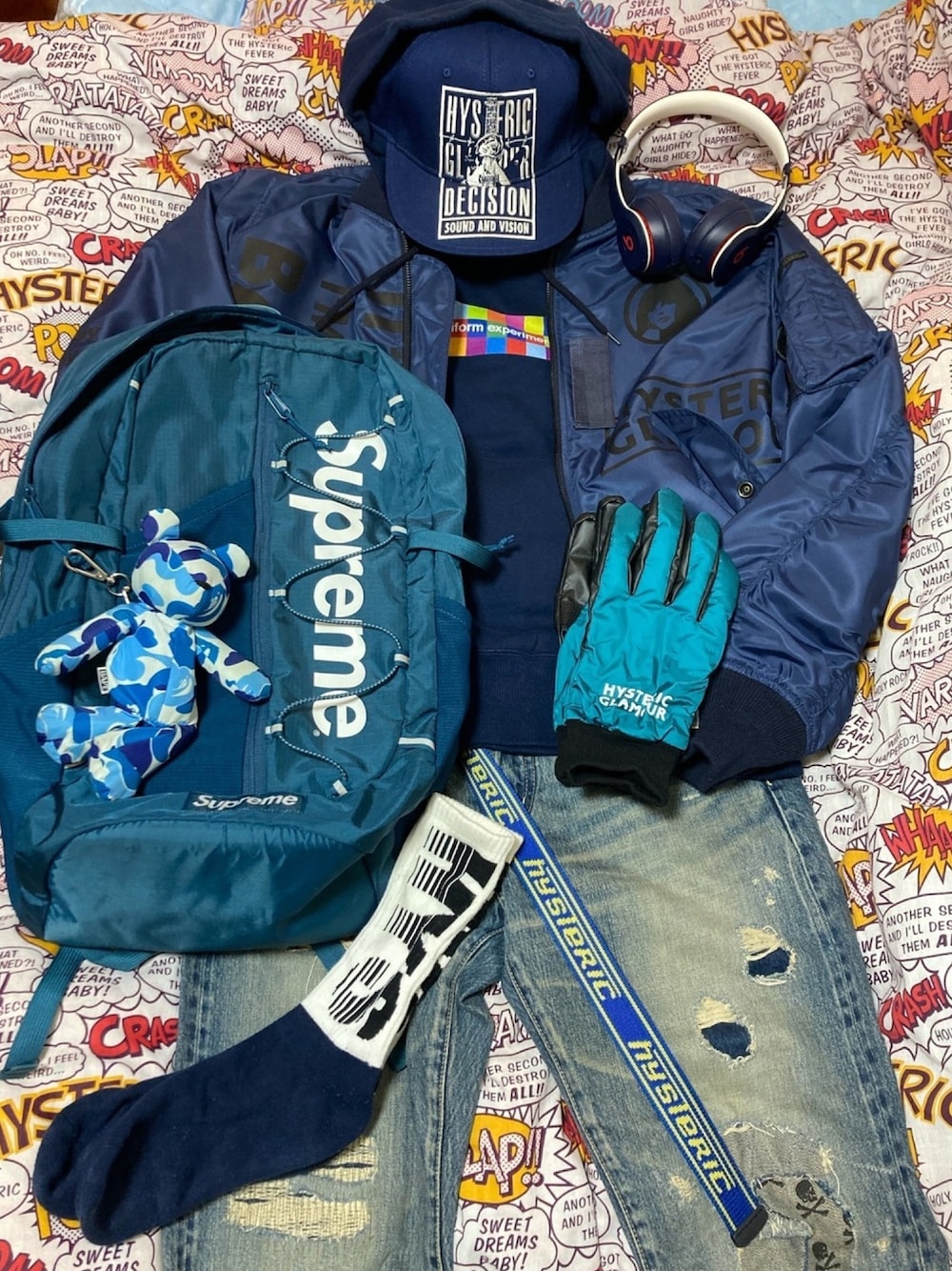 ブルー系のミリタリージャケット、ブルー系のパーカー、ブルー系のバックパック/リュックを着用したメンズの冬コーディネートの1枚目の写真