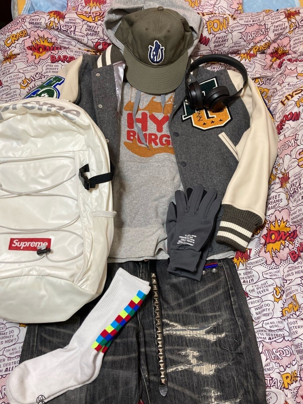 グレー系のブルゾン、グレー系のパーカー、ホワイト系のバックパック/リュックを着用したメンズの冬コーディネートの1枚目の写真