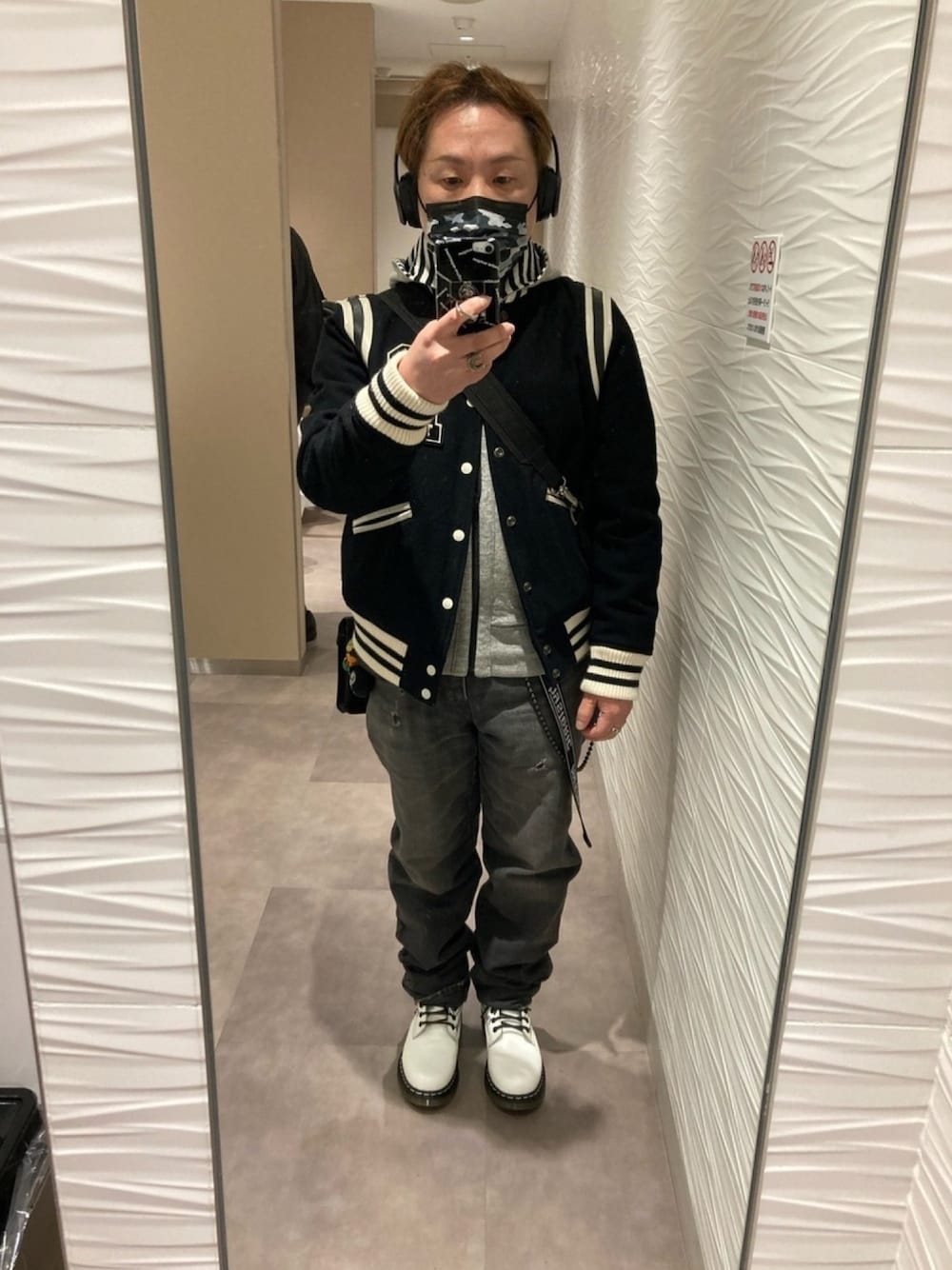 ブラック系のブルゾン、グレー系のパーカー、ブラック系のTシャツ/カットソーを着用したメンズの冬コーディネートの1枚目の写真