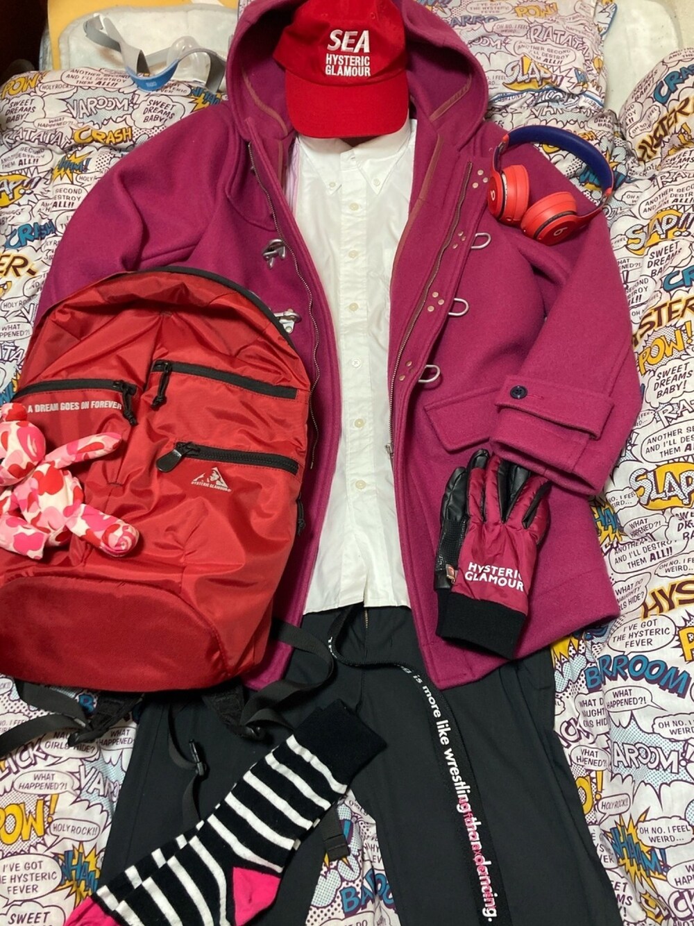 ピンク系のその他アウター、ホワイト系のシャツ/ブラウス、レッド系のトートバッグを着用したメンズの冬コーディネートの1枚目の写真