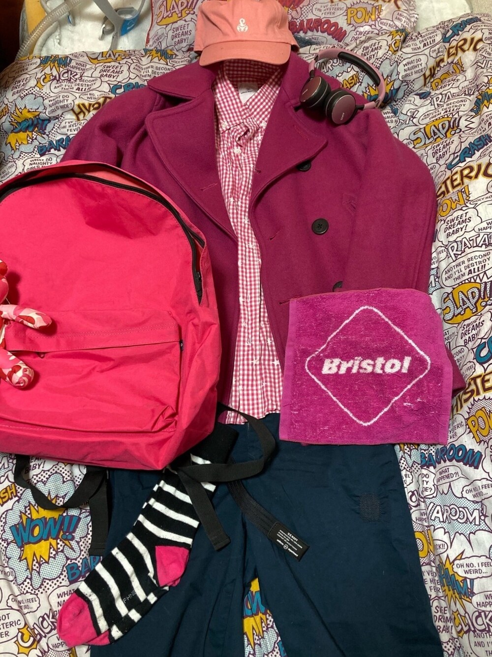 ピンク系のその他アウター、レッド系のシャツ/ブラウス、ピンク系のバックパック/リュックを着用したメンズの春コーディネートの1枚目の写真