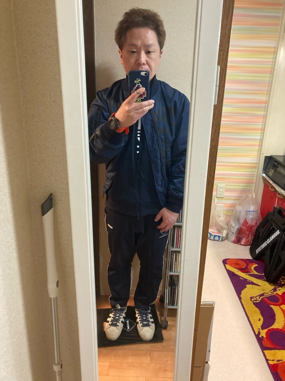 ブルー系のミリタリージャケット、ブルー系のブルゾン、ブルー系のTシャツ/カットソーを着用したメンズの春コーディネートの1枚目の写真