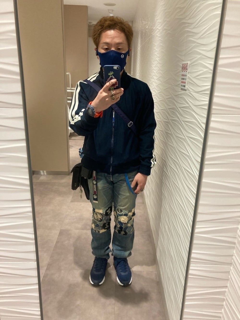 ブルー系のブルゾン、ホワイト系のTシャツ/カットソー、ブルー系のショルダーバッグを着用したメンズの春コーディネートの1枚目の写真