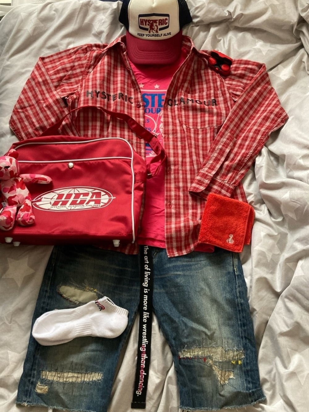 レッド系のシャツ/ブラウス、ピンク系のTシャツ/カットソー、レッド系のショルダーバッグを着用したメンズの夏コーディネートの1枚目の写真