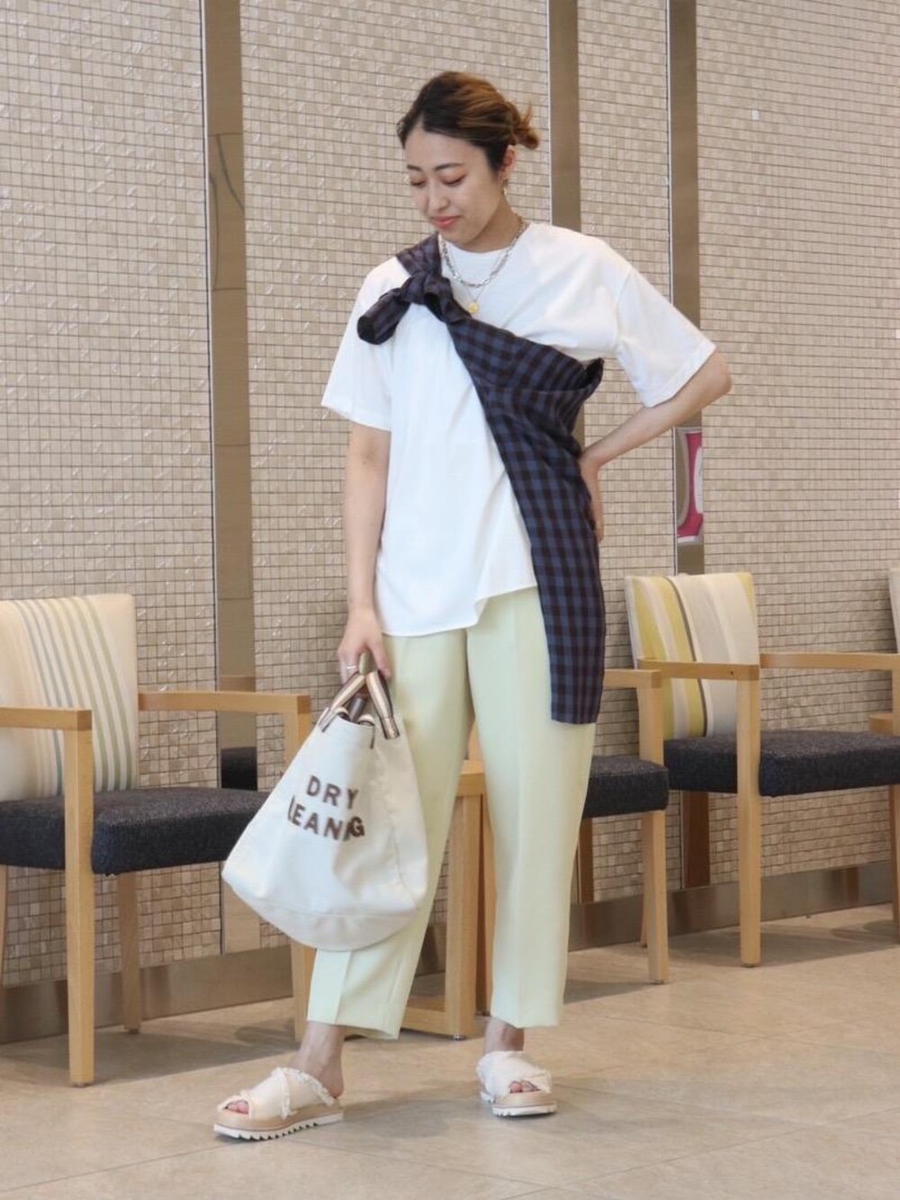 ベージュ系のその他パンツ、ブルー系のシャツ/ブラウス、ホワイト系のTシャツ/カットソーを着用したレディースの夏コーディネートの1枚目の写真