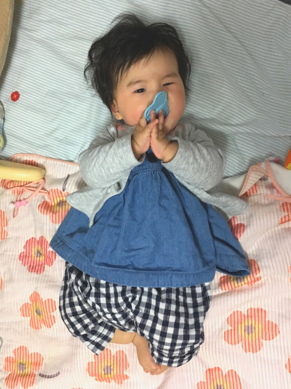 「０歳、7ヶ月、おんなのこ、ベビーコーデ、ギンガムチェック、デニム」｜「babyGAPのアイテム（チュニック、ブルー系）」を使った、ちかまるさん（キッズ・70cm）の夏コーディネートの1枚目の写真