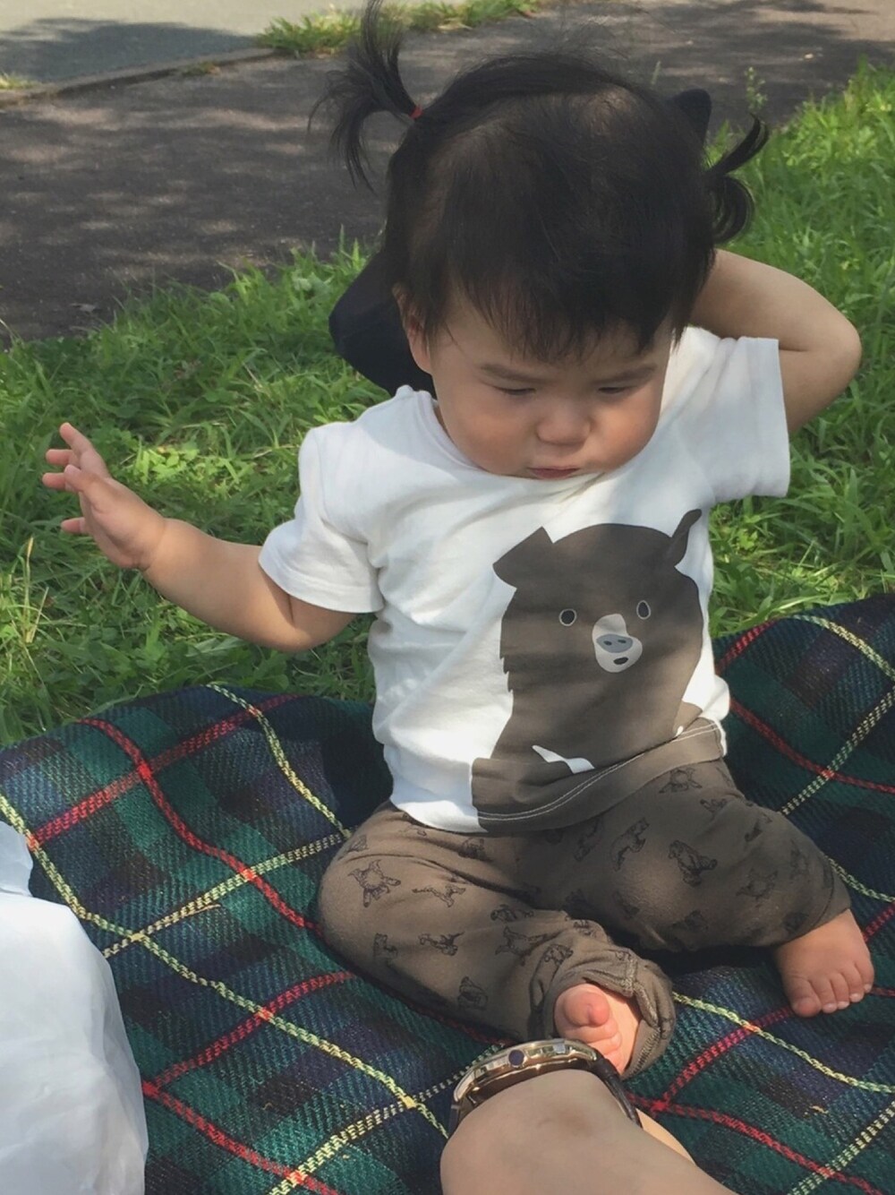 「おんなのこコーデ、あかちゃんコーデ、生後10ヶ月、親子コーデ、パパとお揃い、パパと娘」｜「無印良品のアイテム（Tシャツ/カットソー、ホワイト系）」を使った、ちかまるさん（キッズ・70cm）の秋コーディネートの1枚目の写真