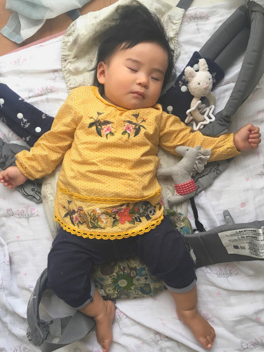 「秋コーデ、あかちゃんコーデ、おんなのこ、生後10ヶ月、イエロー、やまぶきいろ、刺繍ブラウス」｜「nextのアイテム（シャツ/ブラウス、イエロー系）」を使った、ちかまるさん（キッズ・70cm）の秋コーディネートの1枚目の写真