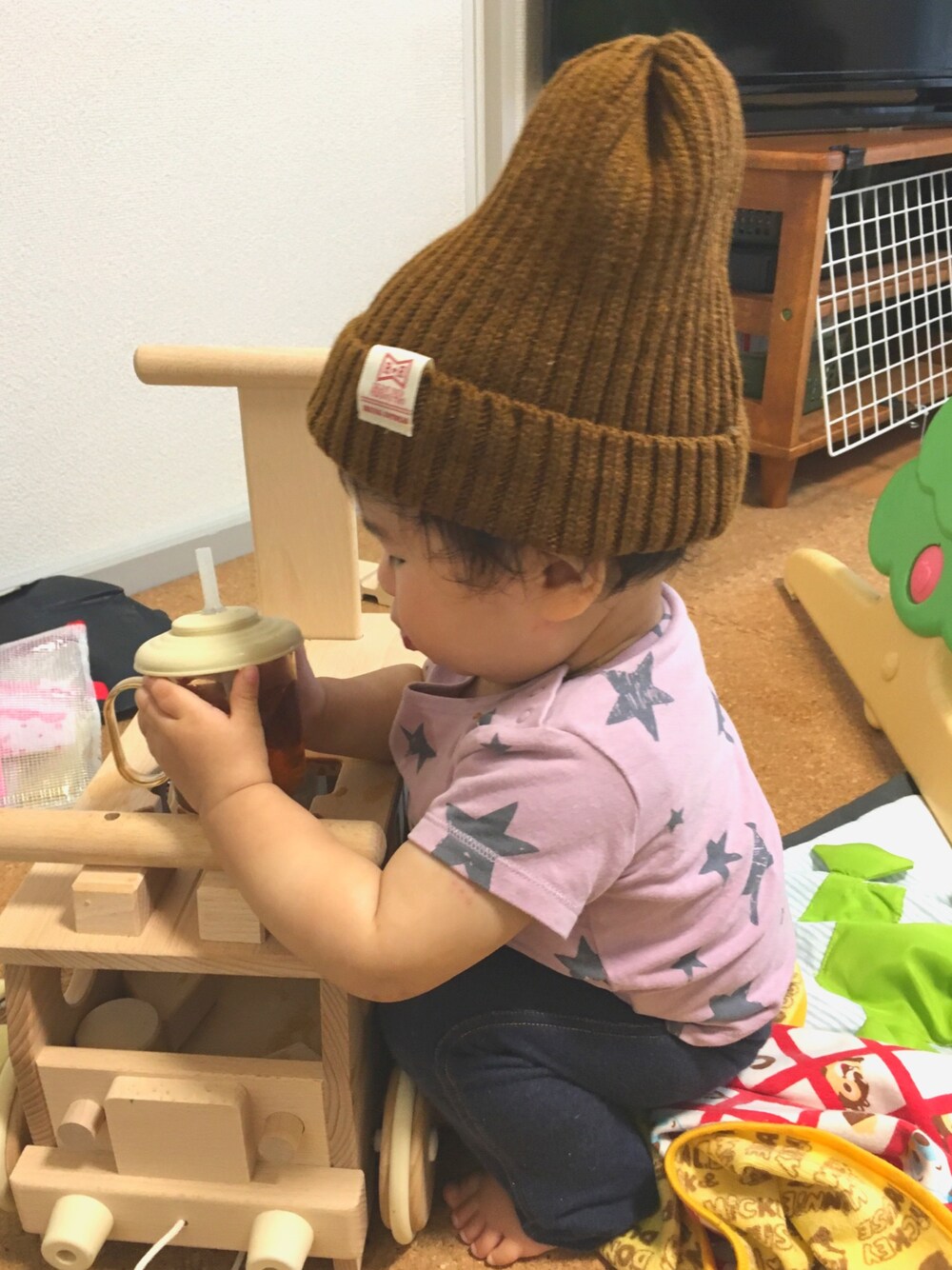 「あかちゃんコーデ、おんなのこ、生後10ヶ月、ニット帽」｜「Birthdayのアイテム（ニットキャップ/ビーニー、ブラウン系）」を使った、ちかまるさん（キッズ・70cm）の秋コーディネートの1枚目の写真