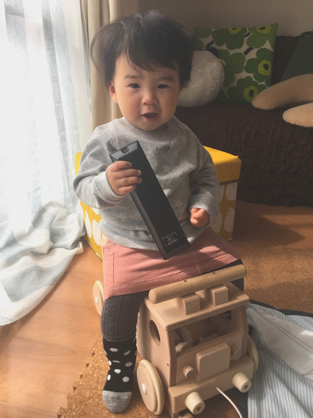 「あかちゃんコーデ、生後11ヶ月、おんなのこ、コーデュロイスカート、ピンク、スウェット、星柄」｜「H&Mのアイテム（スウェット、グレー系）」を使った、ちかまるさん（キッズ・70cm）の秋コーディネートの1枚目の写真