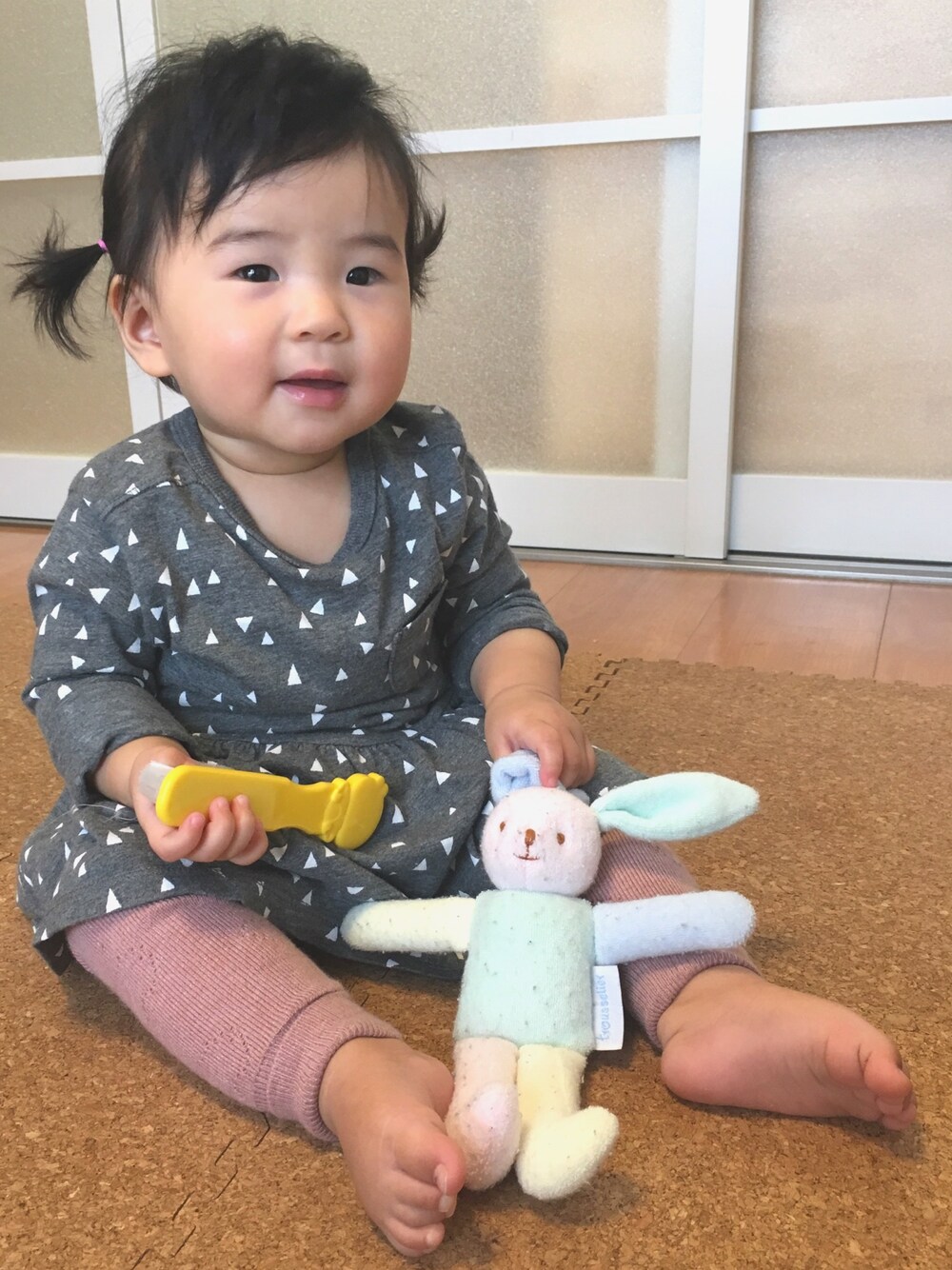 「あかちゃんコーデ、ベビーコーデ、おんなのこ、生後11ヶ月、ワンピース、ニットレギンス、ピンク、さんかく」｜「nextのアイテム（ワンピース、グレー系）」を使った、ちかまるさん（キッズ・70cm）の秋コーディネートの1枚目の写真