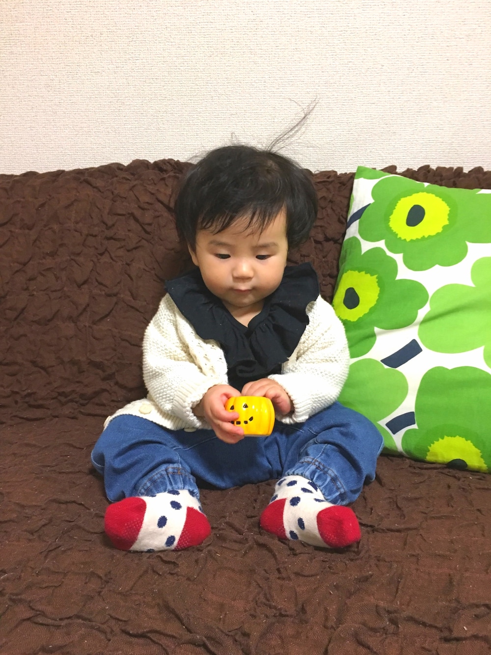 「あかちゃんコーデ、ピエロ襟、11ヶ月、生後11ヶ月、おんなのこ、ファーストシューズ、きたろう」｜「JIPPONのフリフリ７分袖カットソー (80～140cm)（Tシャツ/カットソー、ブラック系）」を使った、ちかまるさん（キッズ・70cm）の秋コーディネートの1枚目の写真