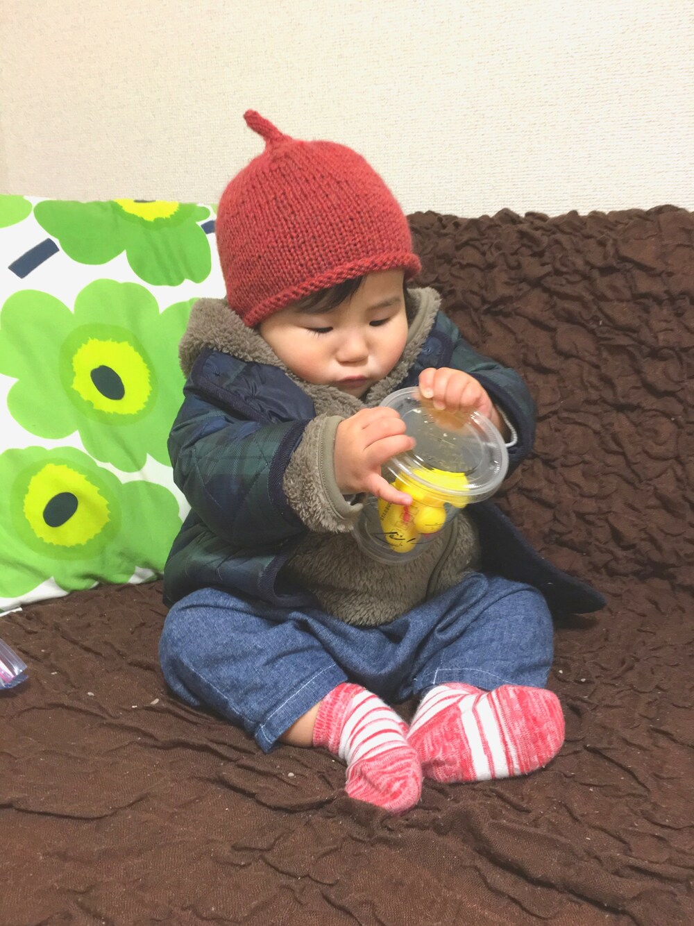 「あかちゃんコーデ、生後11ヶ月、1歳、おんなのこ、こびと帽、小人帽、手編みニット帽、フリースジャケット」｜「こども ビームスのhighking × こども ビームス / 別注 17 Tender フード ジャケット (70～110㎝)（ブルゾン、ブラウン系）」を使った、ちかまるさん（キッズ・70cm）の秋コーディネートの1枚目の写真