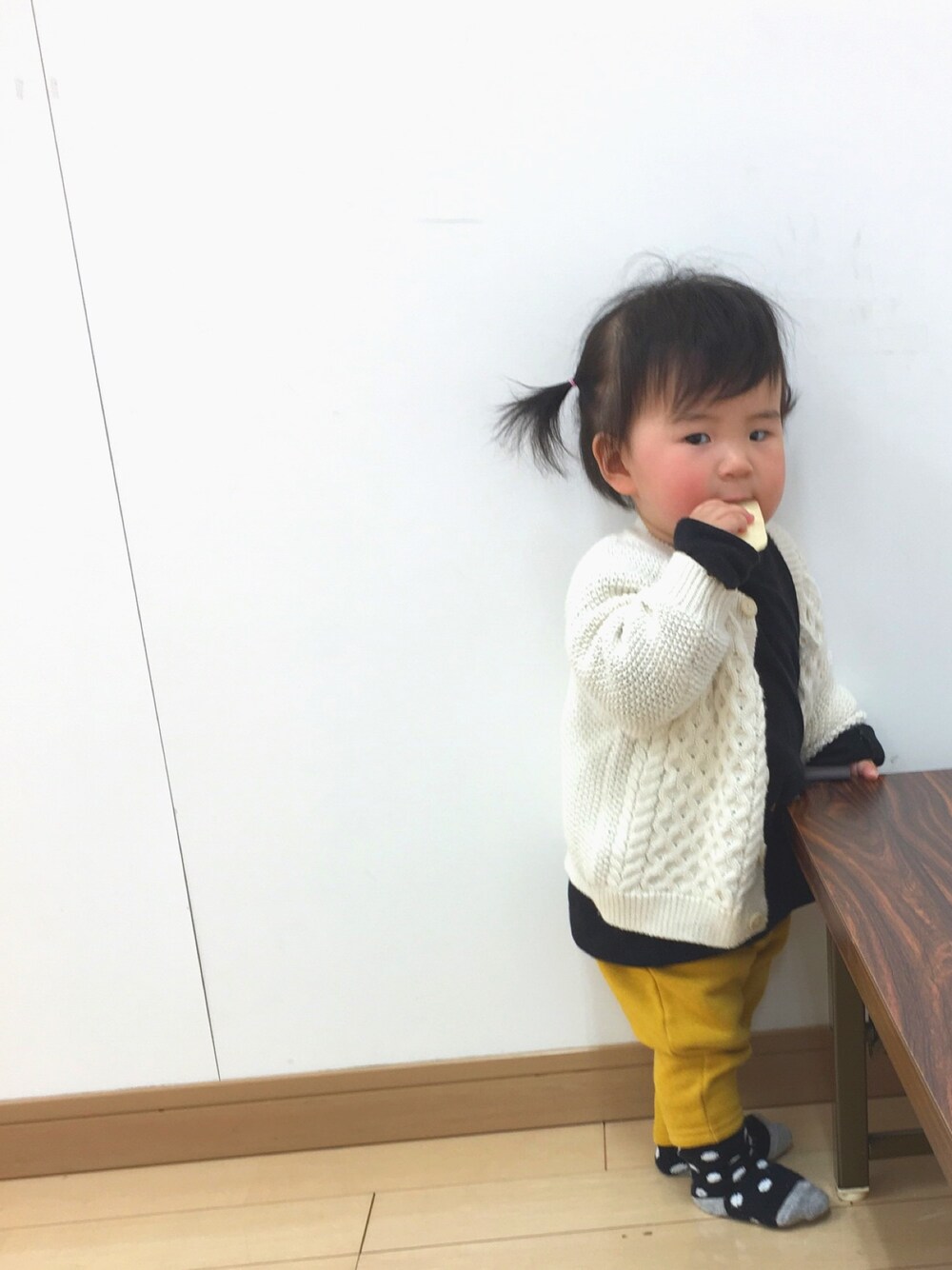 「1歳、ツインテール、ニットカーディガン、からし色、水玉」｜「無印良品のアイテム（カーディガン/ボレロ、ホワイト系）」を使った、ちかまるさん（キッズ・70cm）の秋コーディネートの1枚目の写真