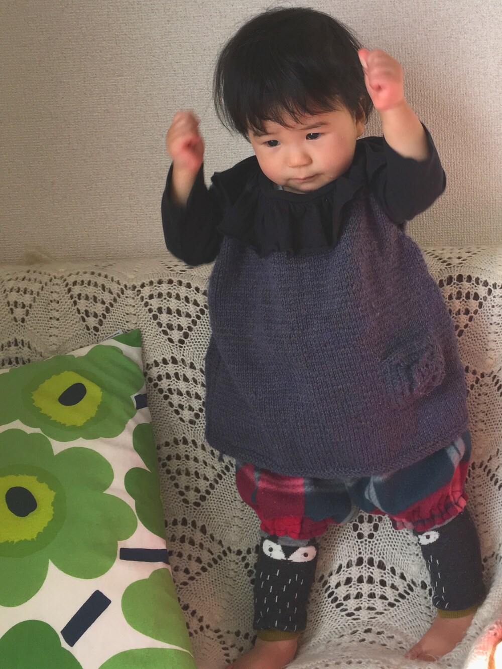 「1歳、おんなのこ、あかちゃんコーデ、チェツクパンツ、かぼちゃパンツ、ニットベスト、ハンドメイド」｜「JIPPONのフリフリ７分袖カットソー (80～140cm)（Tシャツ/カットソー、ブラック系）」を使った、ちかまるさん（キッズ・80cm）の冬コーディネートの1枚目の写真