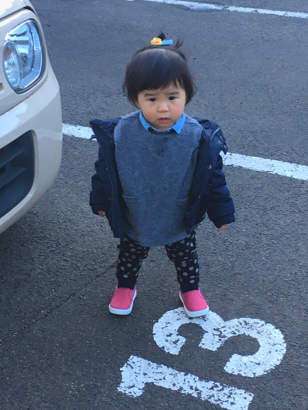 「1歳、1歳3ヶ月、おんなのこ、デニムシャツ、肩落としスタイル、ドットパンツ」｜「ZARA KIDSのアイテム（ニット/セーター、グレー系）」を使った、ちかまるさん（キッズ・80cm）の冬コーディネートの1枚目の写真