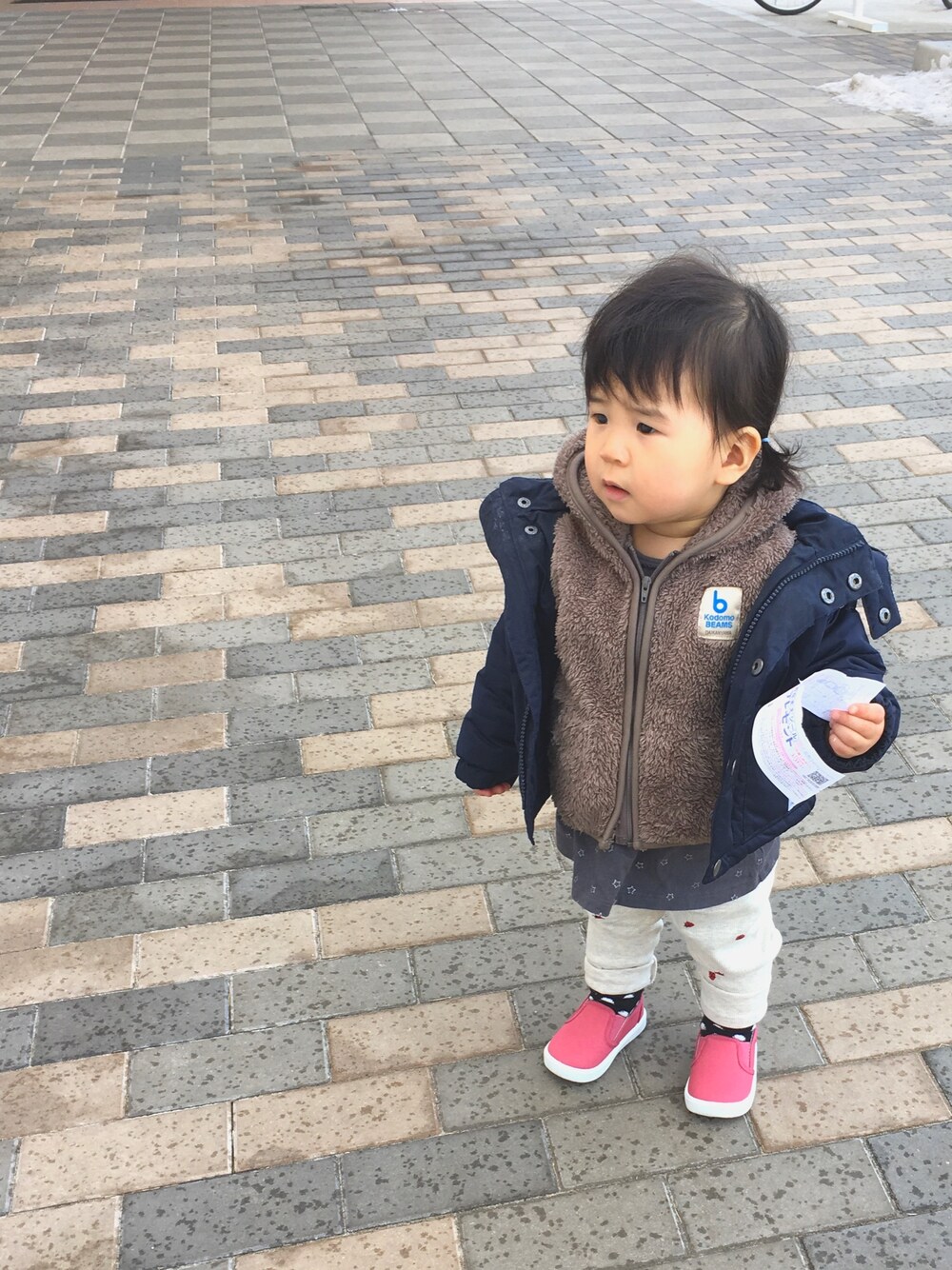 「1歳、おんなのこ、てんとう虫、リブパンツ」｜「こども ビームスのhighking × こども ビームス / 別注 17 Tender フード ジャケット (70～110㎝)（ブルゾン、ブラウン系）」を使った、ちかまるさん（キッズ・80cm）の冬コーディネートの1枚目の写真