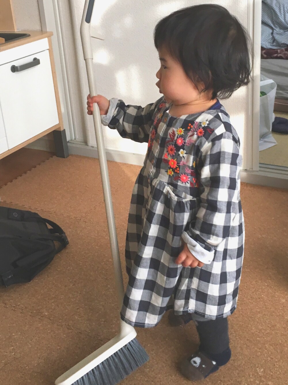 「1歳、ワンピース、ギンガムチェック」｜「ZARAのアイテム（ワンピース、ブラック系）」を使った、ちかまるさん（キッズ・80cm）の冬コーディネートの1枚目の写真