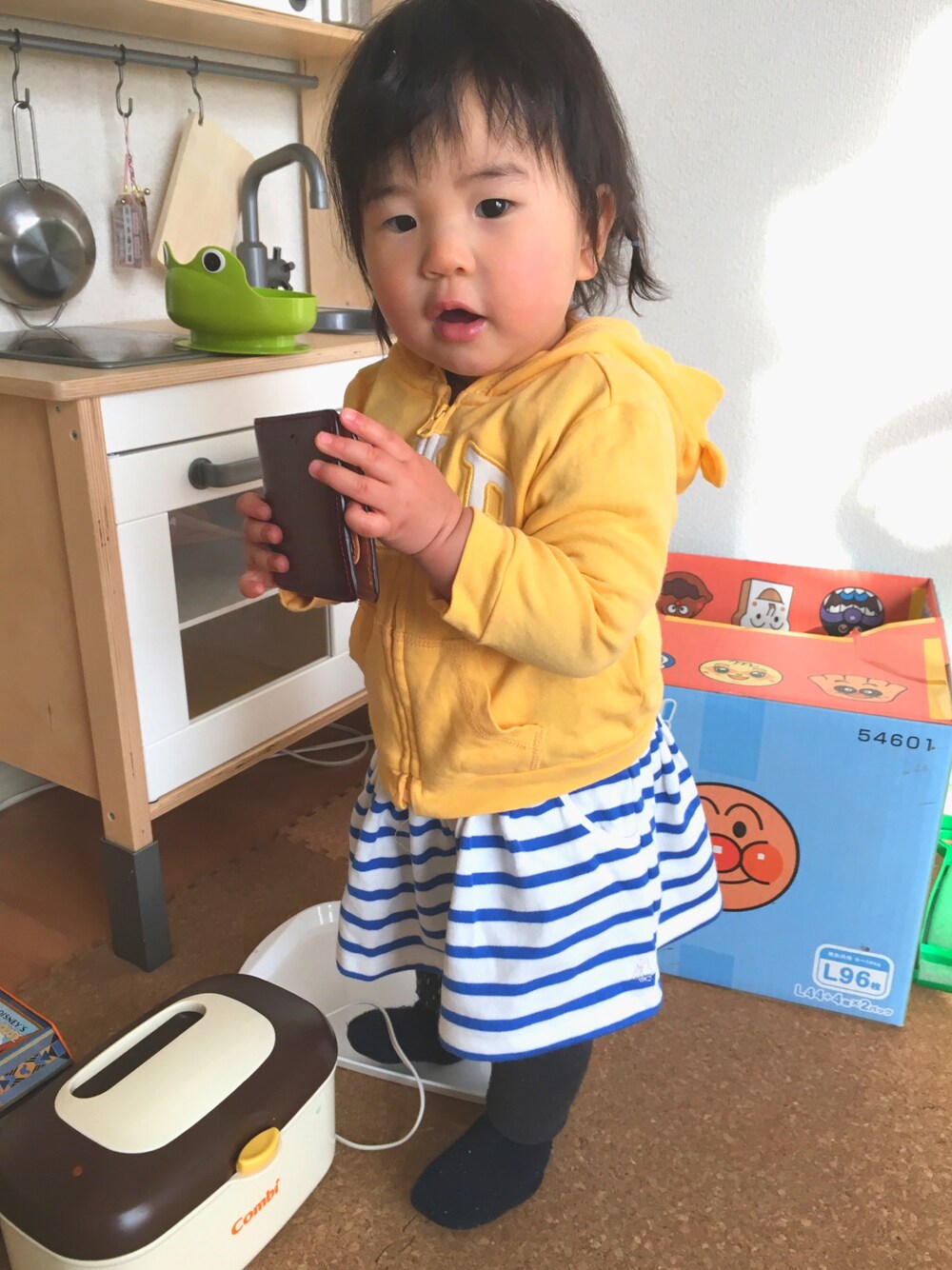 「1歳、おんなのこ、春コーデ、黄色、ボーダーワンピース、GAPbaby、GAPパーカー、プチバトー、petit bateau」｜「babyGAPのアイテム（パーカー、イエロー系）」を使った、ちかまるさん（キッズ・80cm）の冬コーディネートの1枚目の写真