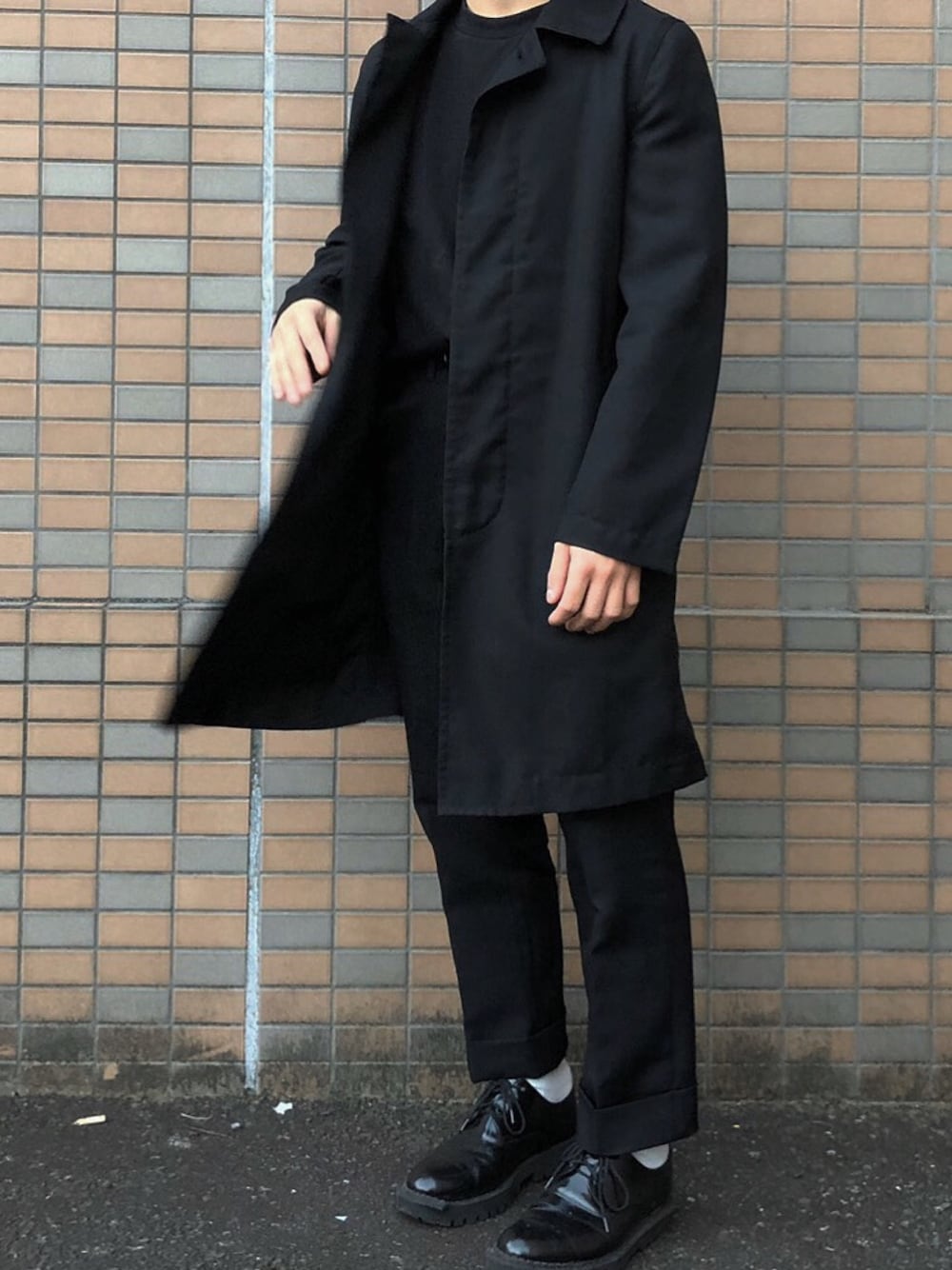 BLACK COMME des GARCONSのトレンチコートを使った人気ファッション