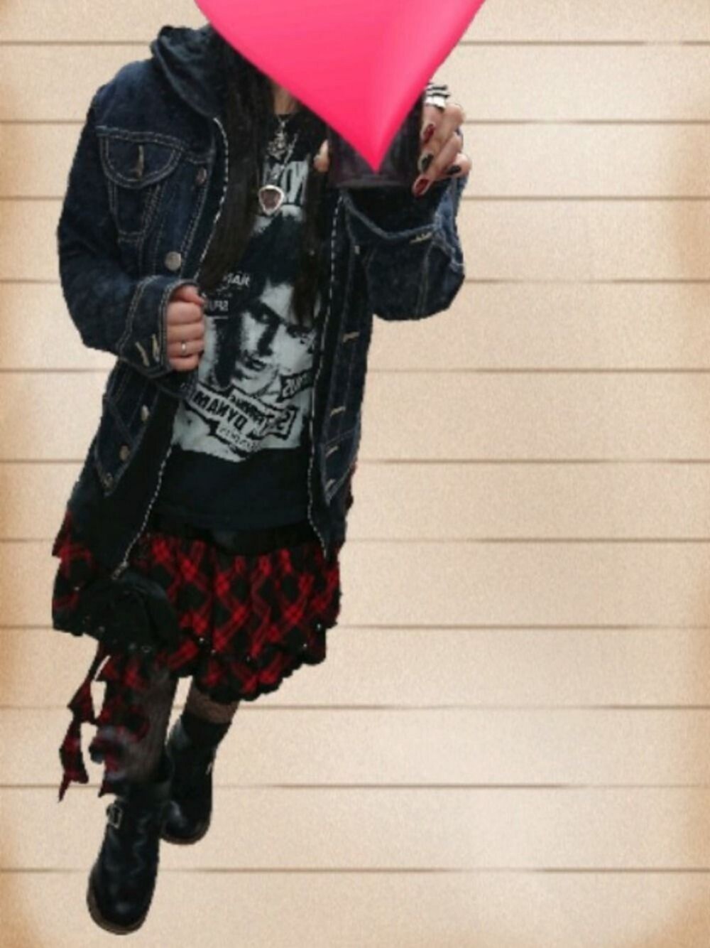 「赤チェック、rock、アクセじゃら付け、初デニムジャケット」｜「Vivienne Westwoodのアイテム（デニムジャケット、ブルー系）」を使った、紫音さん（レディース・150cm）の冬コーディネートの1枚目の写真