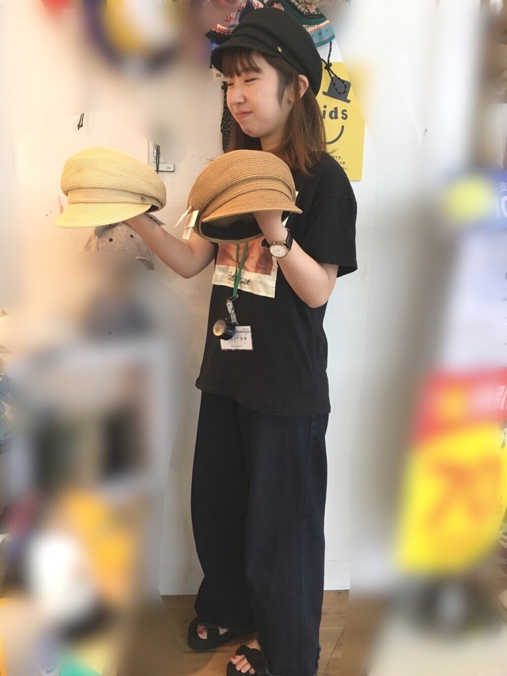 ブラック系のキャスケットを着用したレディースの夏コーディネートの1枚目の写真