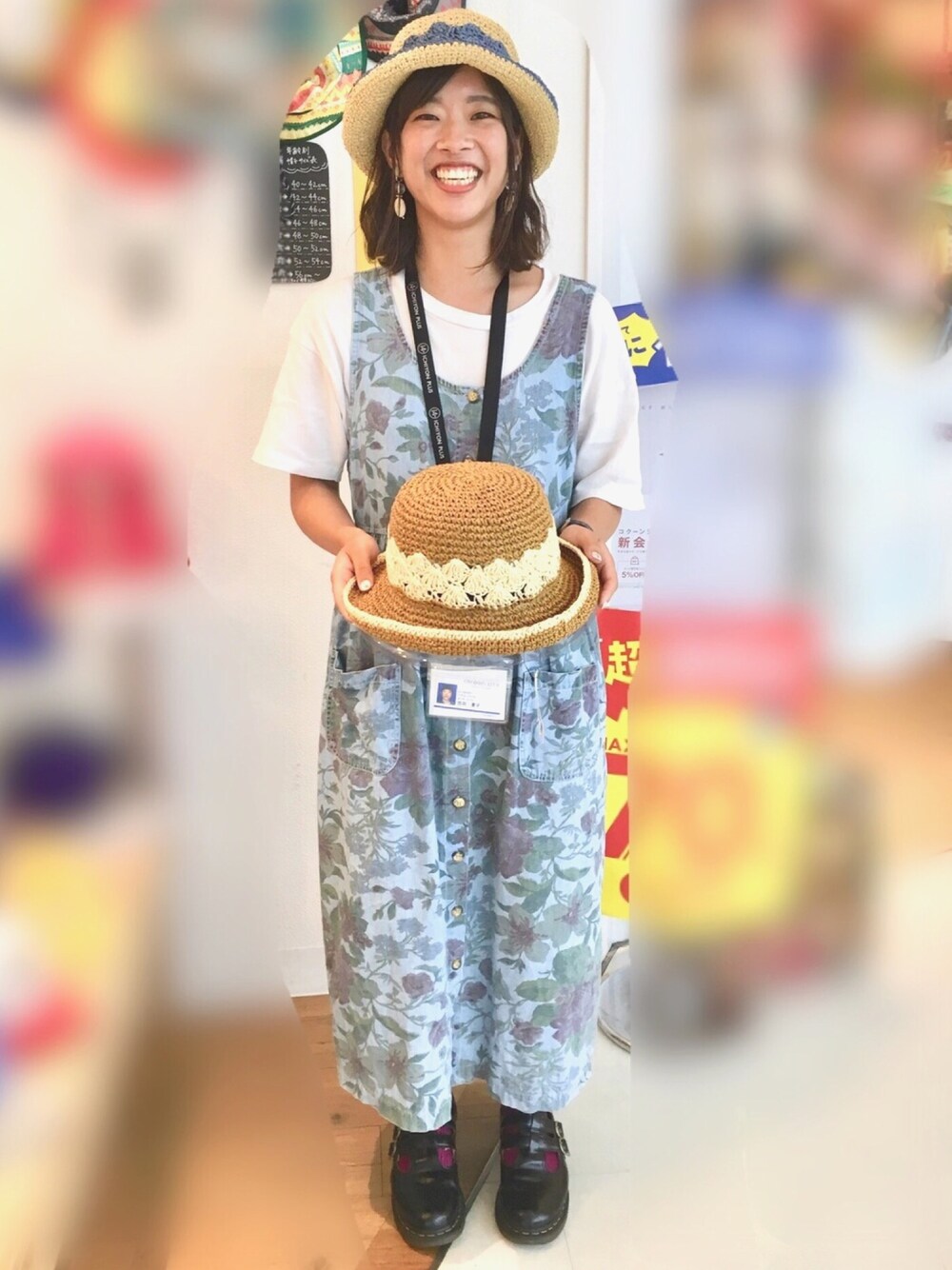 ブルー系のハットを着用したレディースの夏コーディネートの1枚目の写真