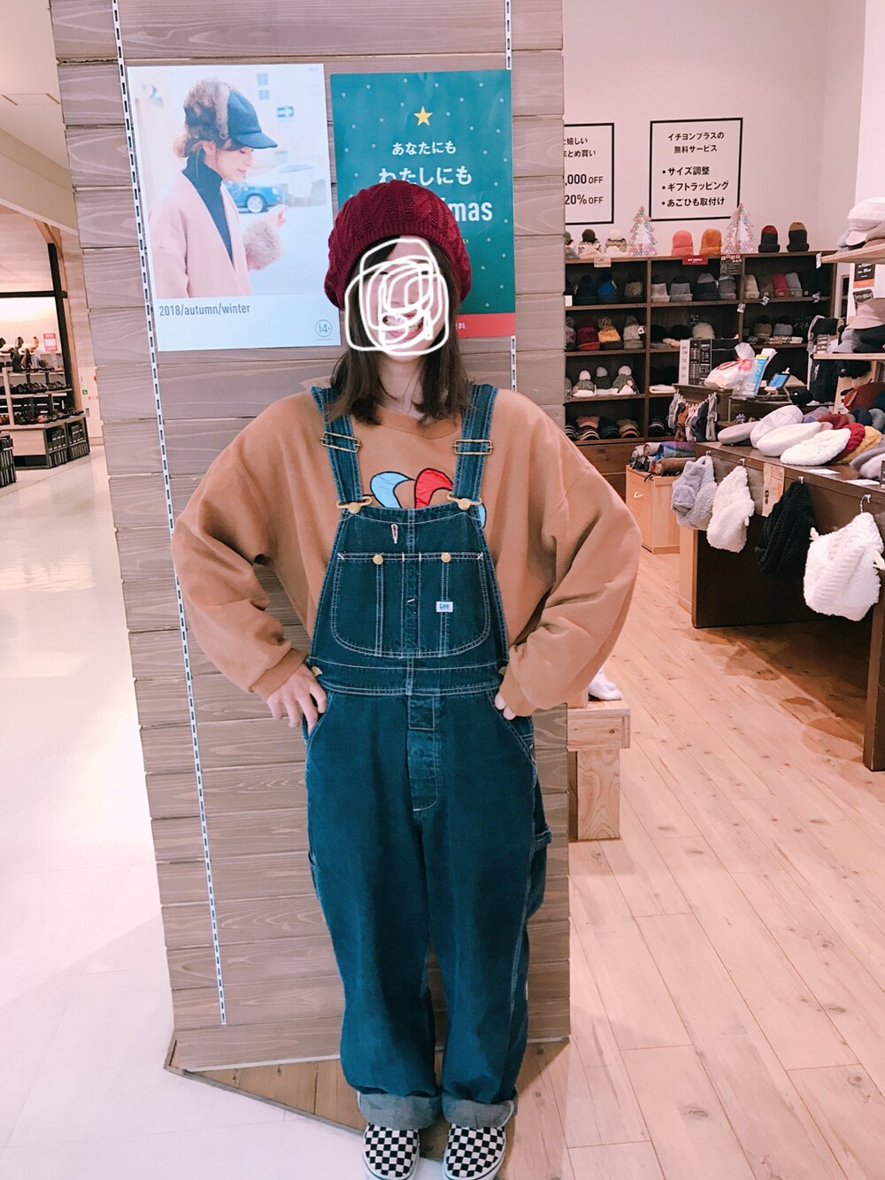 レッド系のハンチング/ベレー帽を着用したレディースの冬コーディネートの1枚目の写真