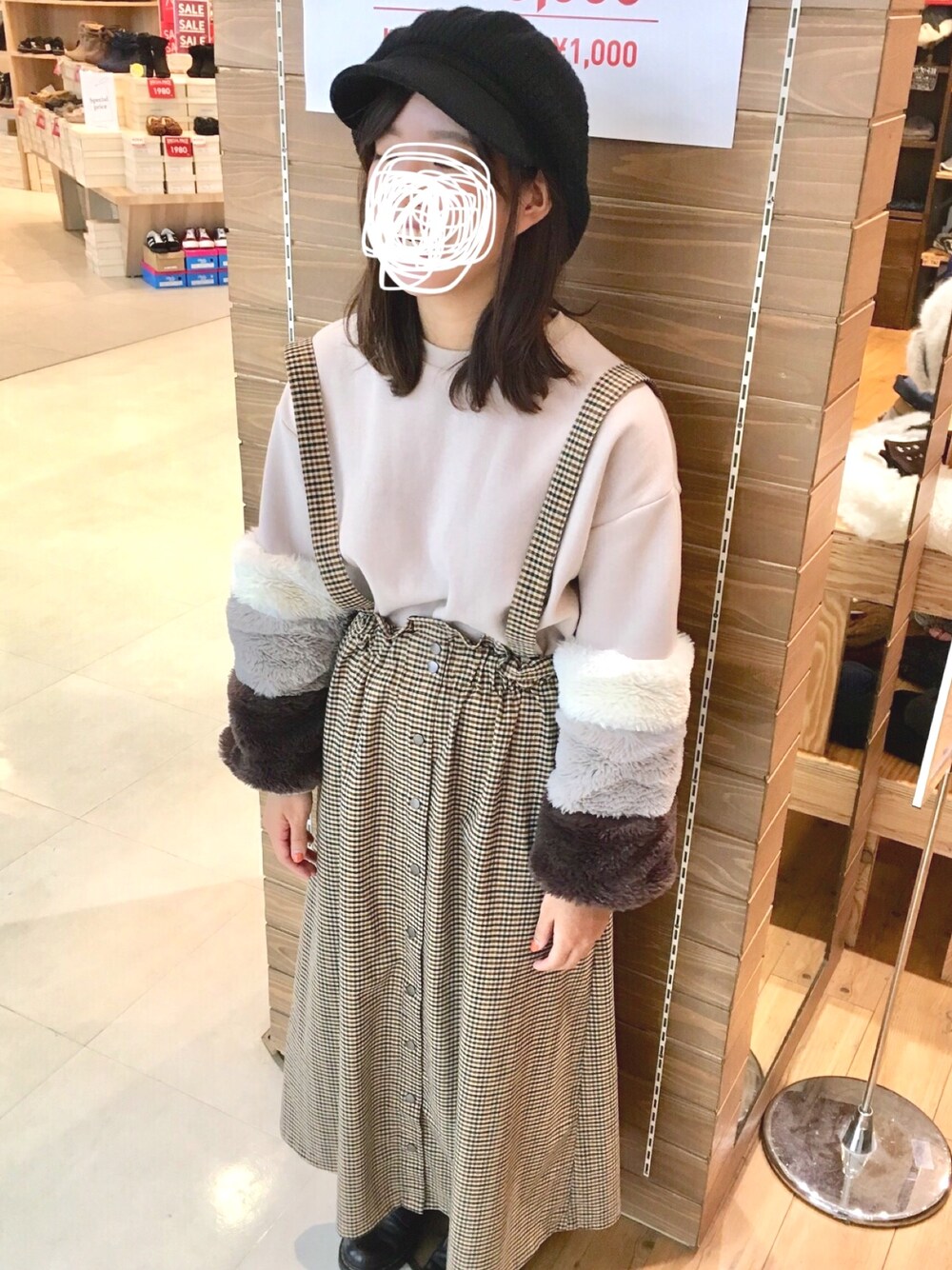 ベージュ系のパーカー、ベージュ系のスカート、ブラック系のブーツを着用したレディースの冬コーディネートの1枚目の写真