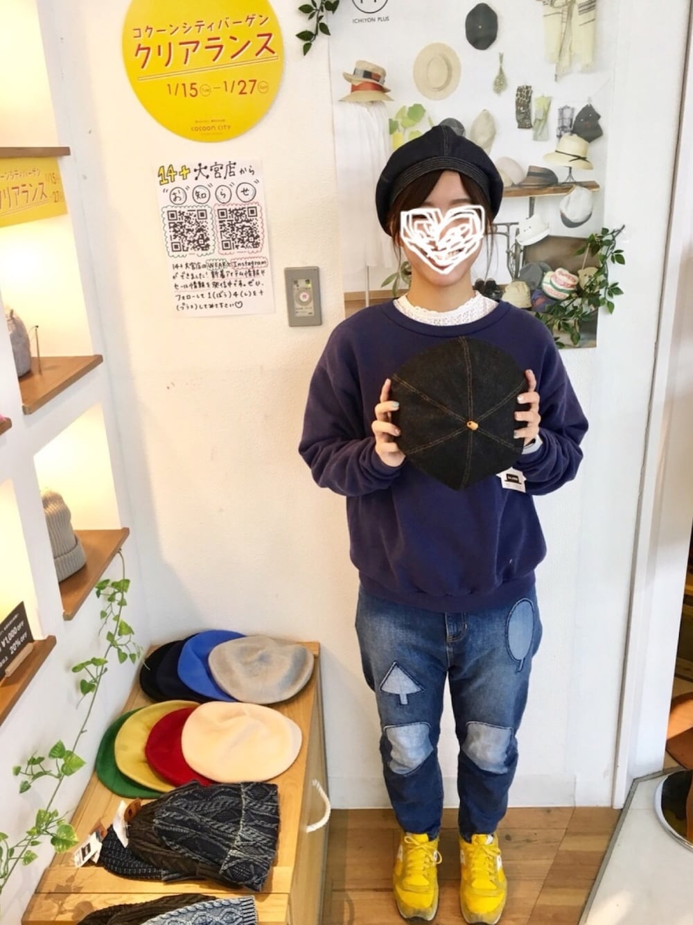 ブラック系のハンチング/ベレー帽を着用したレディースの冬コーディネートの1枚目の写真