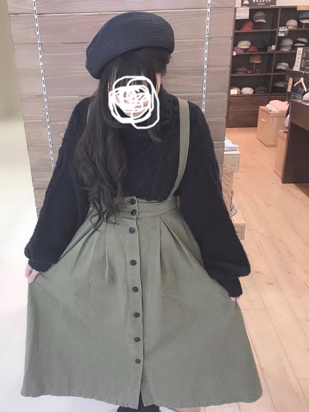 「イチヨンプラス、14+、春先取り、春夏ベレー帽、ペーパーベレー、小顔効果、カジュアルガーリー、春よ来い、気持ちだけはすでに春」｜「14+の細ペーパーブレードベレー帽（ハンチング/ベレー帽、ブラック系）」を使った、14+ コクーンシティ店 スタッフさん（レディース・160cm）の冬コーディネートの1枚目の写真