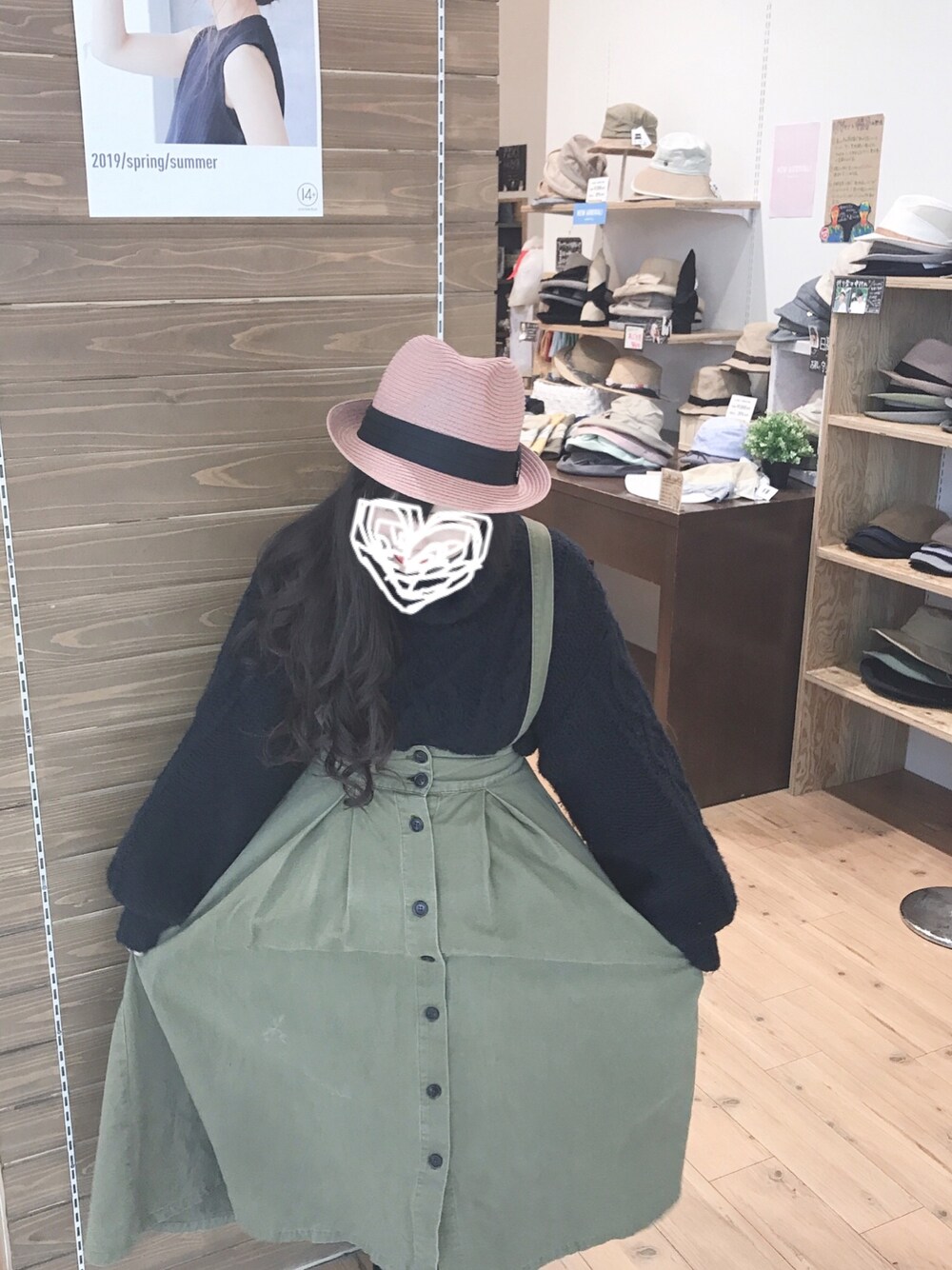 ピンク系のハットを着用したレディースの春コーディネートの1枚目の写真