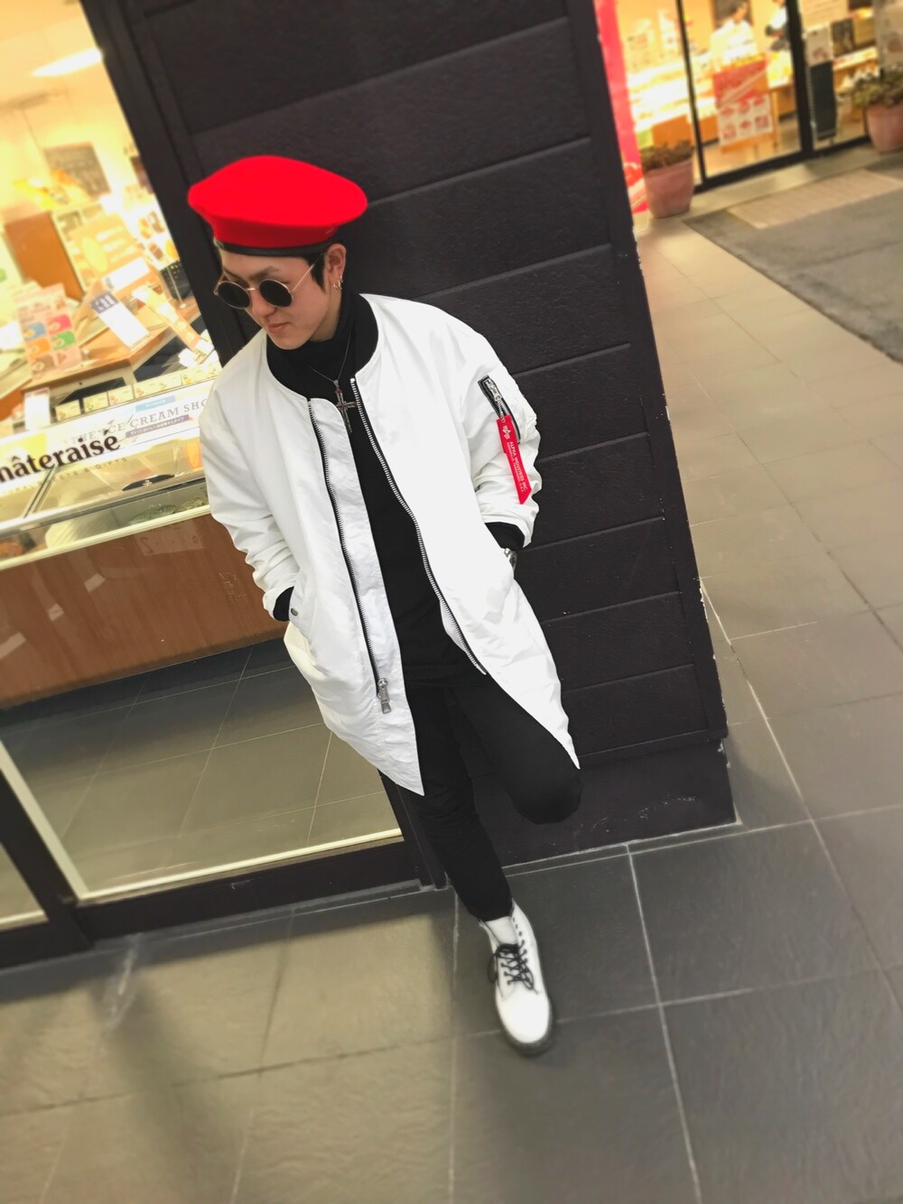 「モードストリート、スキニーデニム、ベレー帽、ロングMA-1、韓国ファッション、Dr.Martens、WEGO、KANGOL、丸サングラス、丸メガネ」｜「Dr. MartensのDr. Martens / 1460 8EYEBOOT_mtn（ブーツ、ホワイト系）」を使った、$ho.さん（メンズ・160cm）の冬コーディネートの1枚目の写真