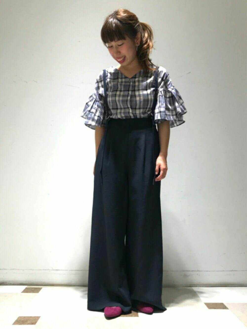 グレー系のシャツ/ブラウス、ブルー系のその他パンツ、パープル系のその他シューズを着用したレディースの夏コーディネートの1枚目の写真