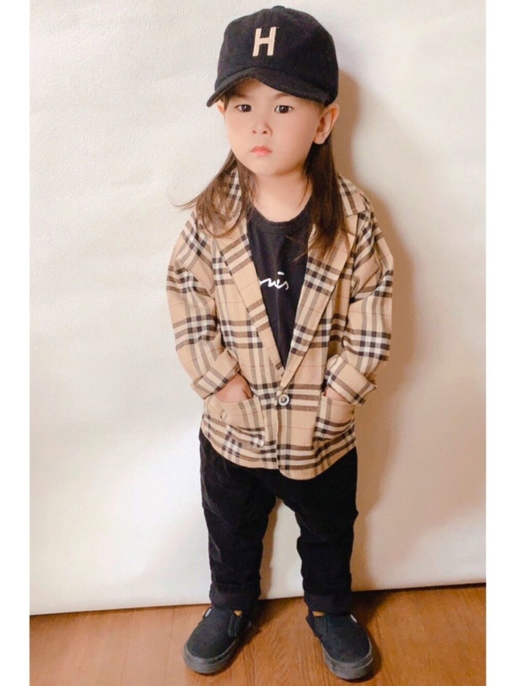 「チェッカーずまつり2020秋、チェック、男の子、コーデュロイ、コーデュロイパンツ、チェックジャケット、キャップ、秋服準備はじめました、バンズ、韓国子供服」｜「agnes b.のS137 E TS　ロゴTシャツ（Tシャツ/カットソー、ブラック系）」を使った、soutaさん（キッズ・100cm）の秋コーディネートの1枚目の写真