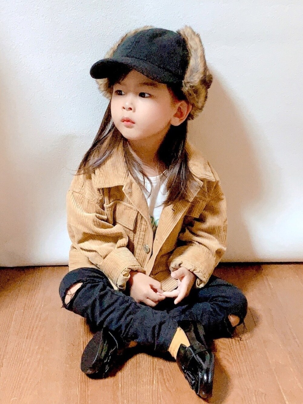 「秋のコーデ、男の子、コーデュロイ、フライトキャップ、14+、ジーユー、ローファー、スキニー、カジュアル、ベージュ」｜「14+のKIDSフェイクファー耳付きキャップ（キャップ、ブラック系）」を使った、soutaさん（キッズ・100cm）の秋コーディネートの1枚目の写真
