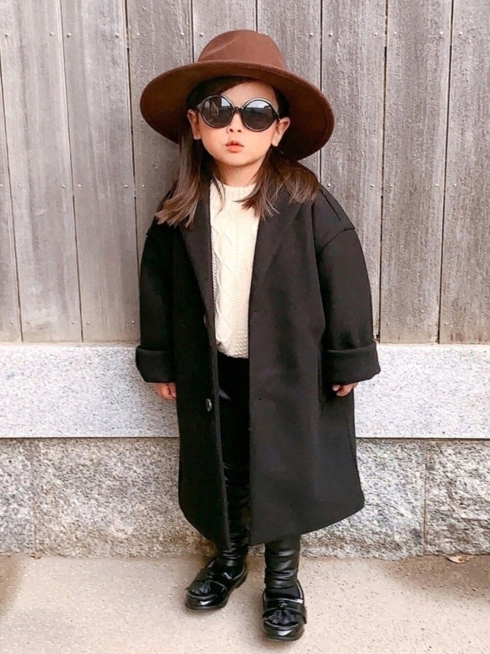 「ロングコート、ハット、モノトーン、韓国子供服、ローファー、ケーブルニット、あったかコーデ、休日スタイル、冬コーデ、チェスターコート」｜「ZARAのアイテム（チェスターコート、ブラック系）」を使った、soutaさん（キッズ・100cm）の冬コーディネートの1枚目の写真