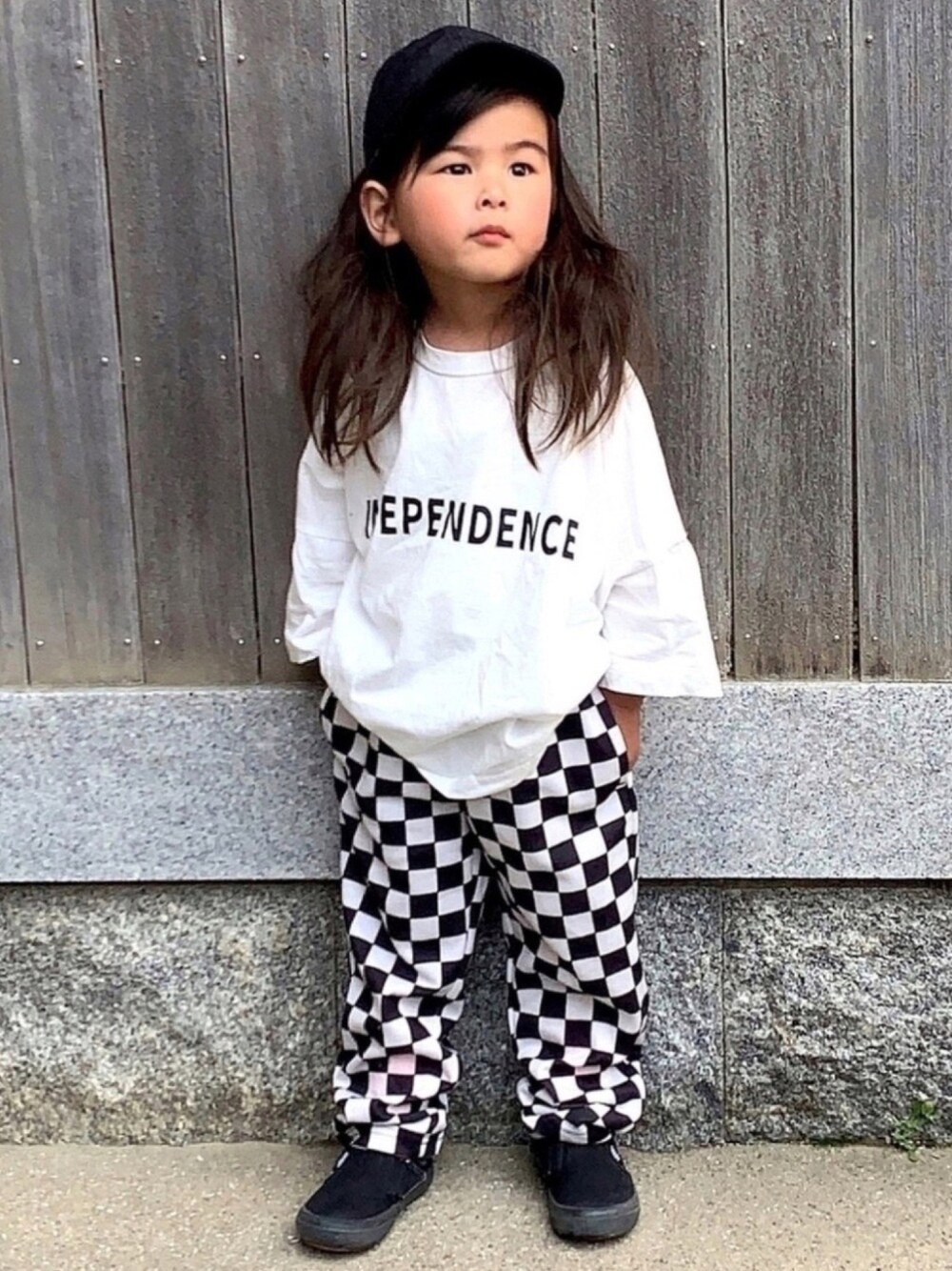「ストリート、チェッカーフラッグ、ロゴT、VANS、春夏コーデ、韓国子供服、おとばなコーデ、おとばなコーデフェス告知、モノトーン、休日スタイル」｜「THE OTOGIBANASHI SUPPLYのアイテム（キャップ、ブラック系）」を使った、soutaさん（キッズ・100cm）の春コーディネートの1枚目の写真