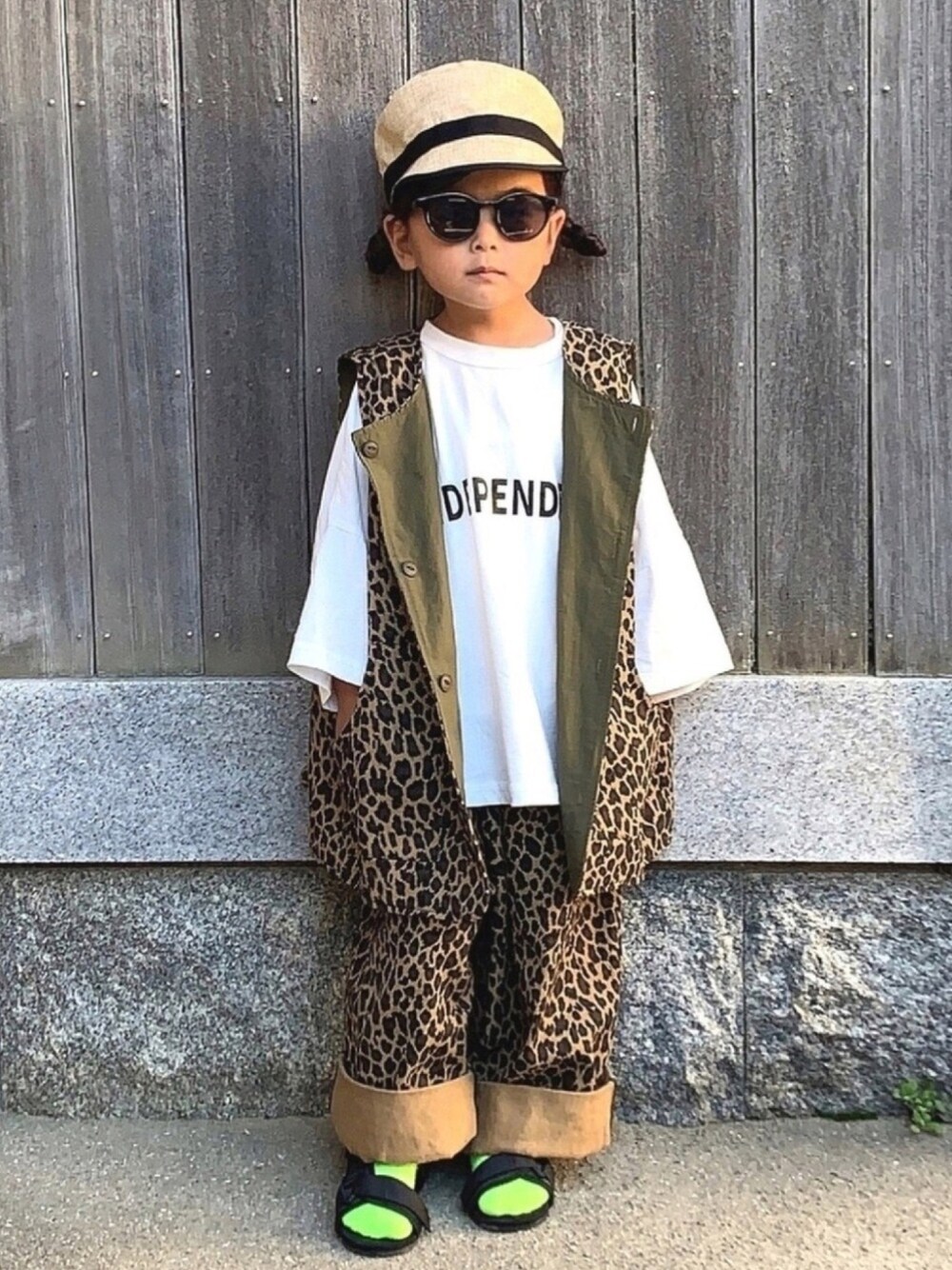 「これが私をアゲる服、レオパード、ストリート、ストリートMIX、ビッグシルエット、ロゴT、スポーツサンダル、ネオンカラー、サンダル、セットアップ」｜「THE OTOGIBANASHI SUPPLYのアイテム（ベスト、ベージュ系）」を使った、soutaさん（キッズ・100cm）の春コーディネートの1枚目の写真