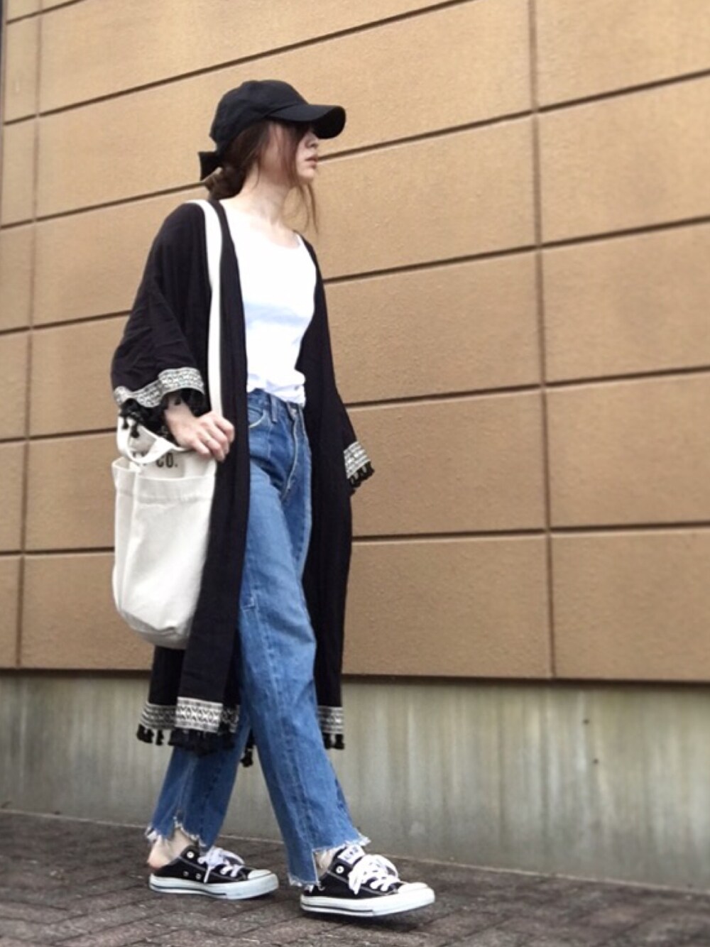 「ガウン、デニム、リブT、キャップ、スニーカー、converse、トートバッグ」｜「CHELSEA NEW YORKのアイテム（キャップ、ブラック系）」を使った、Atsukoさん（レディース・152cm）の夏コーディネートの1枚目の写真