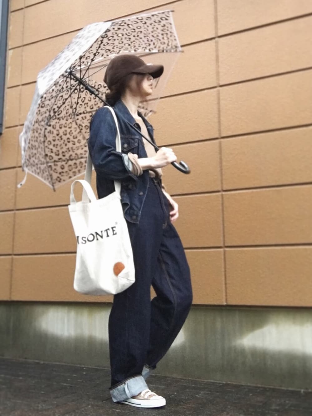 ブルー系のデニムジャケット、イエロー系のTシャツ/カットソー、ブルー系のデニムパンツを着用したレディースの秋コーディネートの1枚目の写真