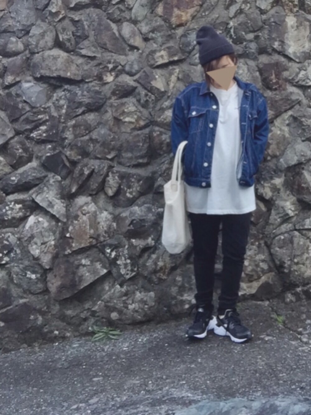「ニット帽、Gジャン、白Tシャツ、黒パンツ、NIKE、パンツスタイル、秋コーデ、秋、ぽかぽか」｜「Carharttの【UNISEX】Carhartt（カーハート)　ニットキャップ（ニットキャップ/ビーニー、ブラック系）」を使った、nm.さん（レディース・154cm）の秋コーディネートの1枚目の写真