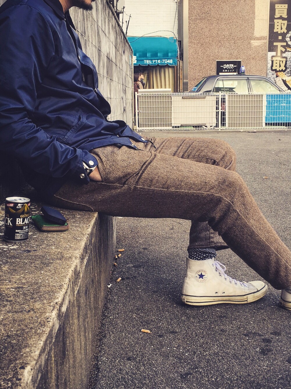 「ootd、コーチジャケット、スポーツスタイル、スエットパンツ、カジュアルコーデ、ネイビー、ブラウン、ホワイト、コンバース、オールスター」｜「free rageのアイテム（その他パンツ、ブラウン系）」を使った、DAIさん（メンズ・180cm）の冬コーディネートの1枚目の写真