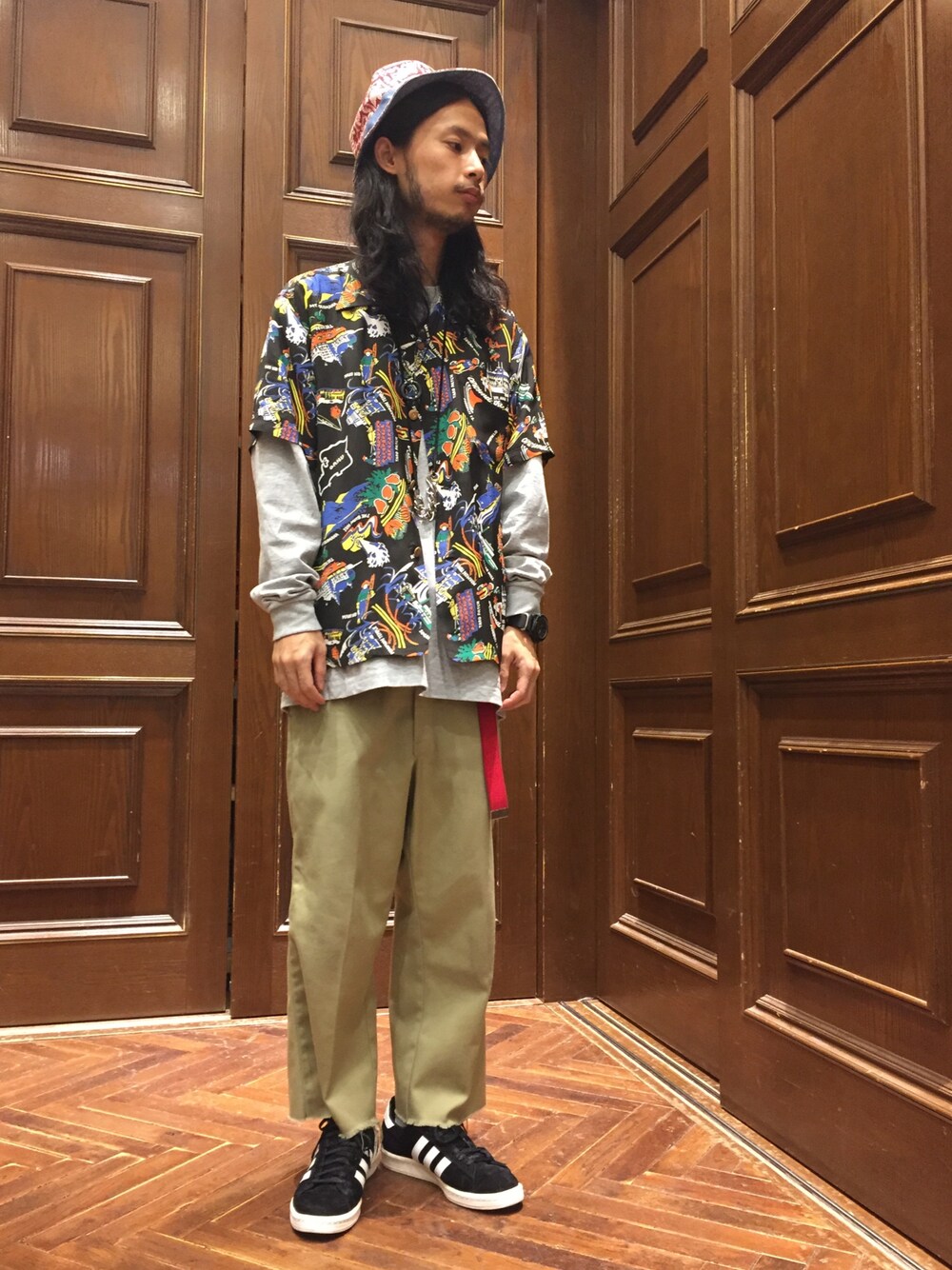 「ナノユニバース、アロハシャツ、オープンカラーシャツ、リメイク、カットオフ、バケットハット、アロハ柄、古着MIX、Dickies、reyn spooner」｜「NANO universeのreyn spooner/ U LAHAINA BUCKET HAT（ハット、レッド系）」を使った、窪田 孝之さん（メンズ・170cm）の春コーディネートの1枚目の写真
