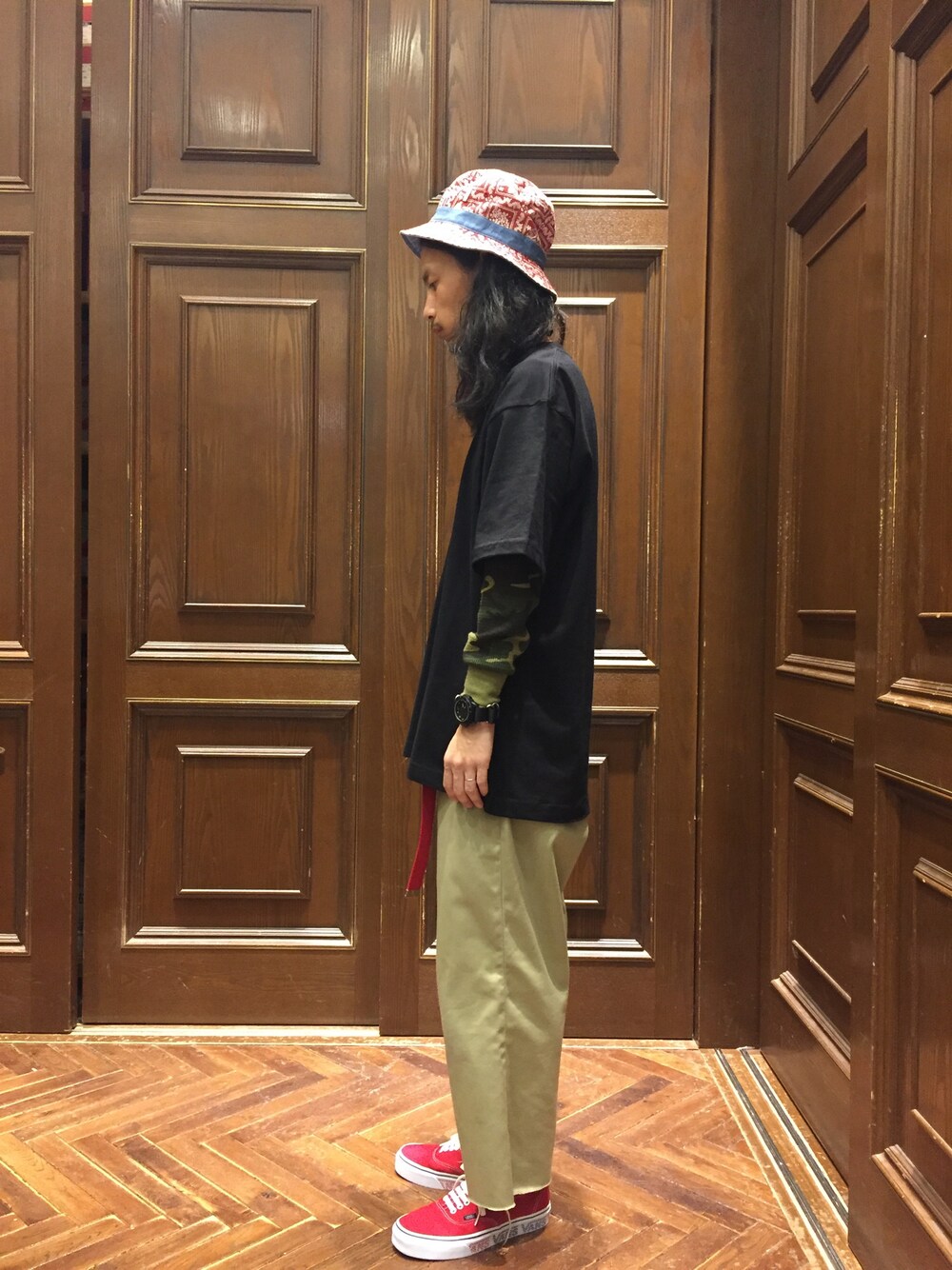 「ナノユニバース、オーバーサイズ、黒Tシャツ、カモフラ、カットオフ、リメイク、バケットハット、アロハ柄、Dickies、reyn spooner」｜「NANO universeのreyn spooner/ U LAHAINA BUCKET HAT（ハット、レッド系）」を使った、窪田 孝之さん（メンズ・170cm）の夏コーディネートの1枚目の写真